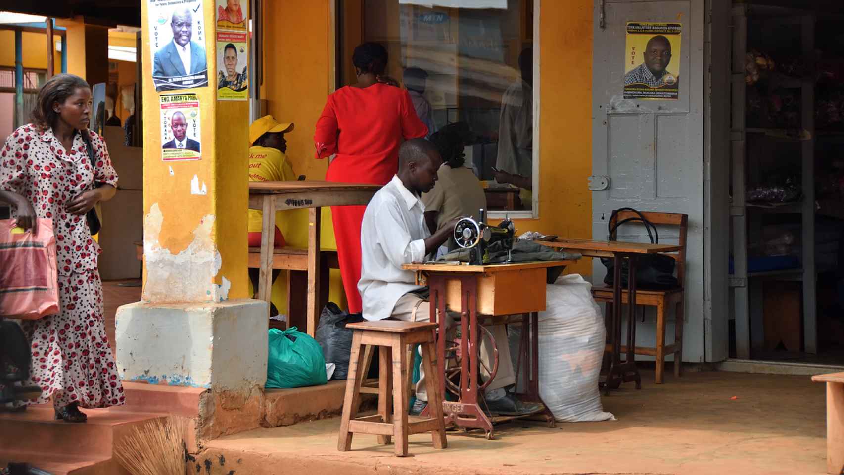 Una sastrería en la calle, en Uganda.