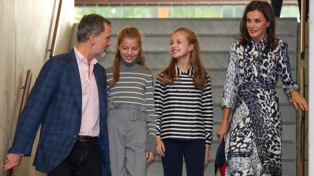 Los Reyes y sus hijas durante su segundo acto en Barcelona.