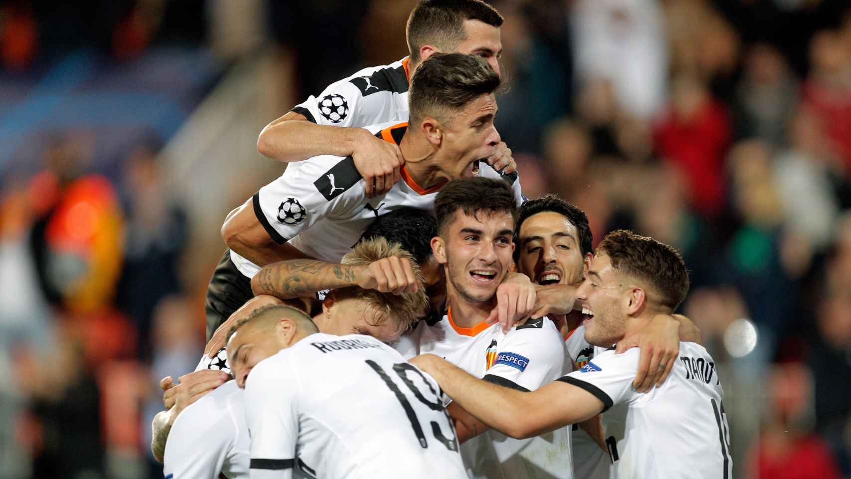 Los jugadores del Valencia celebran uno de los goles del partido ante el Lille