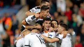Los jugadores del Valencia celebran uno de los goles del partido ante el Lille
