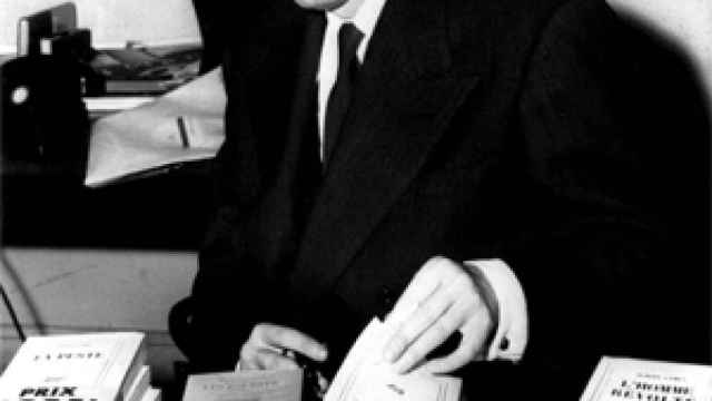 Camus firma libros tras recibir el Nobel en 1957