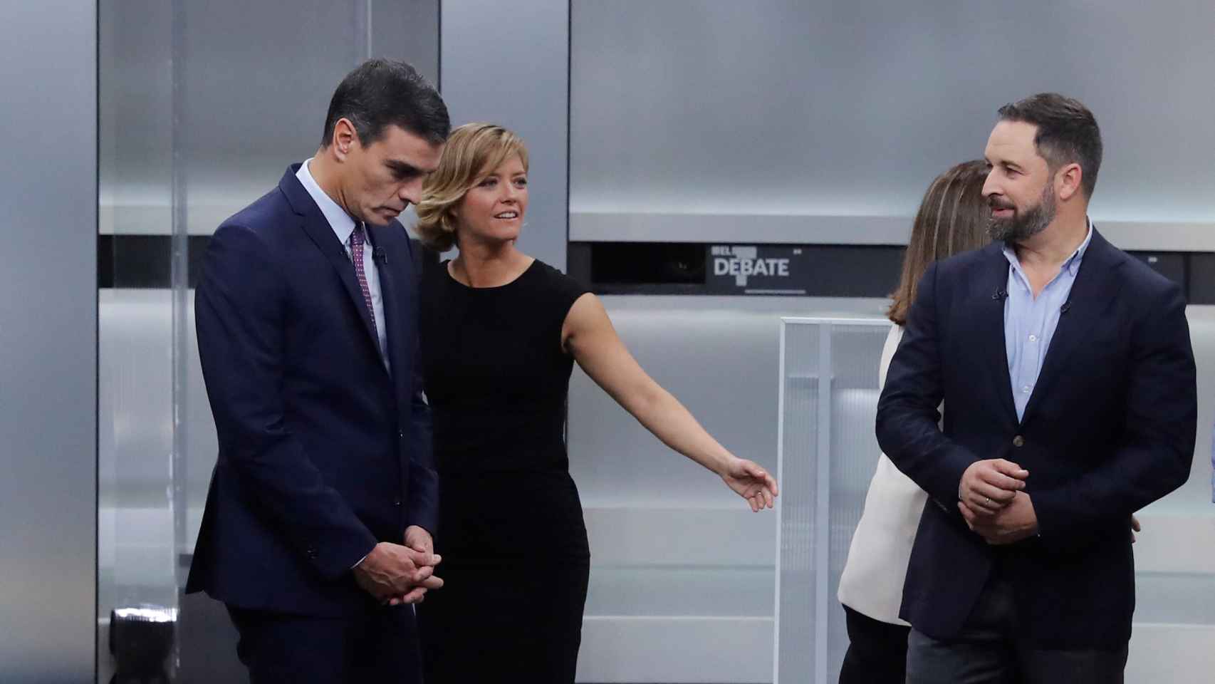 Pedro Sánchez y Santiago Abascal, con la presidenta de la Academia de Televisión, María Casado.