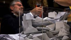 Un urna llena de votos en unas elecciones