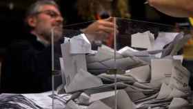 Un urna llena de votos en unas elecciones generales