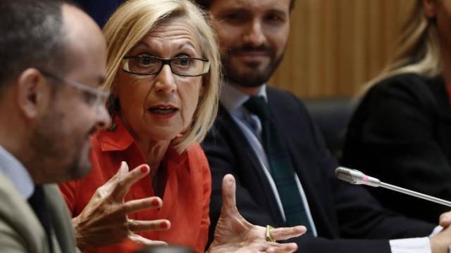 Rosa Díez entre Alejandro Fernández y Pablo Casado, con Cayetana Álvarez de Toledo al fondo, en el Congreso.