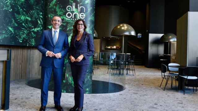 Juan Antonio Alcaraz, director general de CaixaBank, y Maria Alsina, directora territorial de CaixaBank en Barcelona.