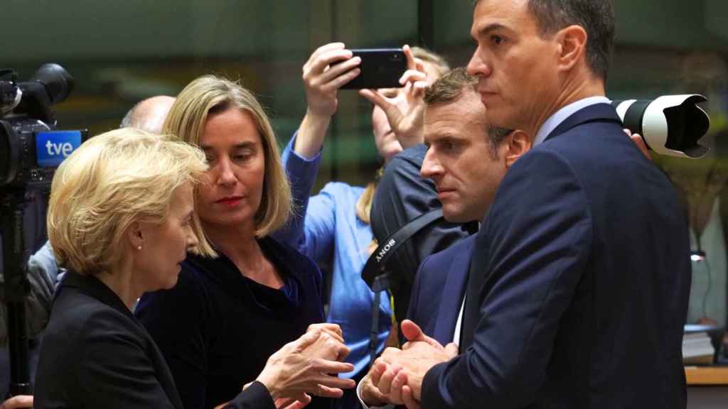 Pedro Sánchez junto a Emmanuel Macron y  Ursula von der Leyen durante la última cumbre de la UE