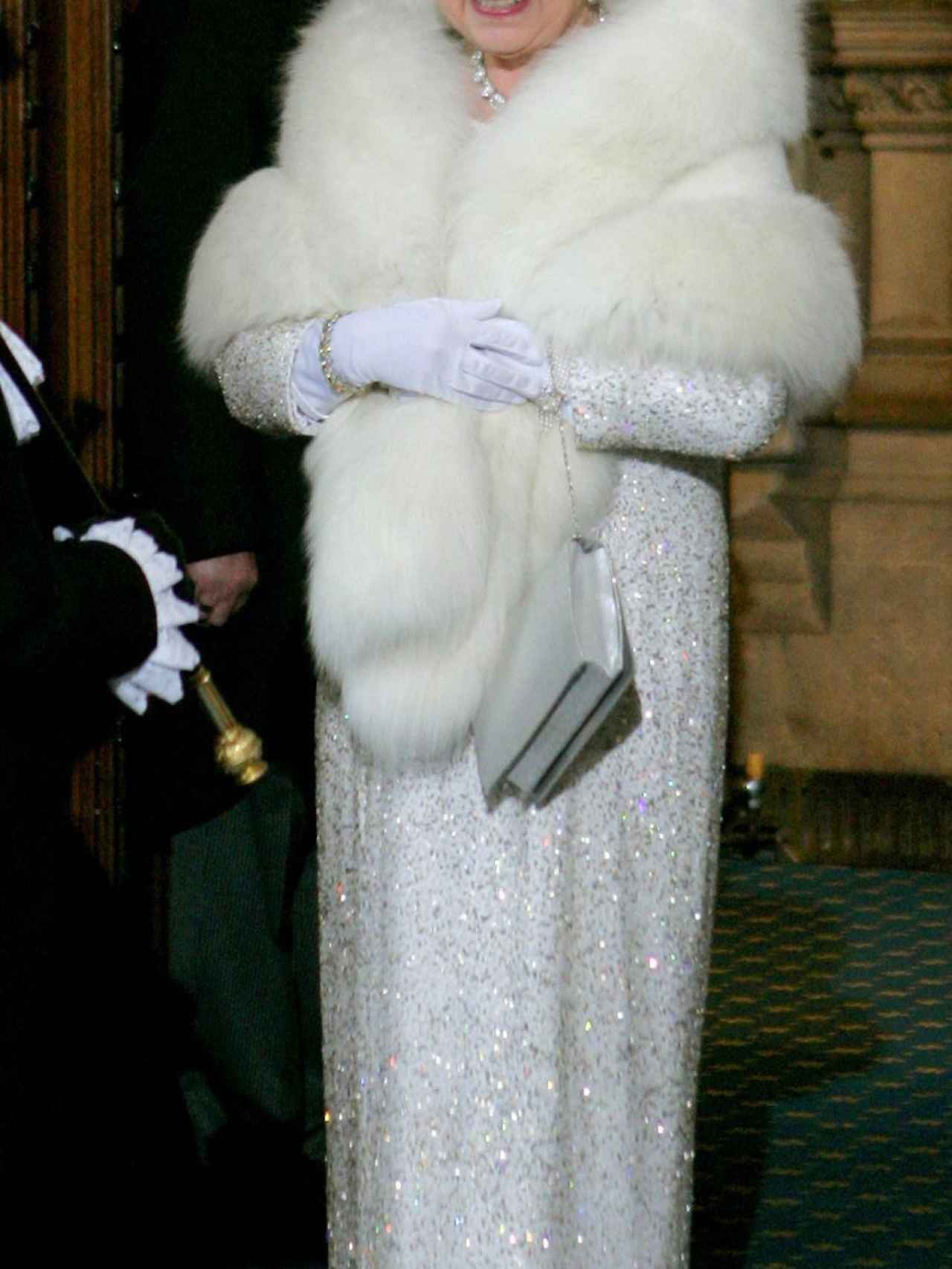 La reina Isabel II ha anunciado que dejará de utilizar pieles.