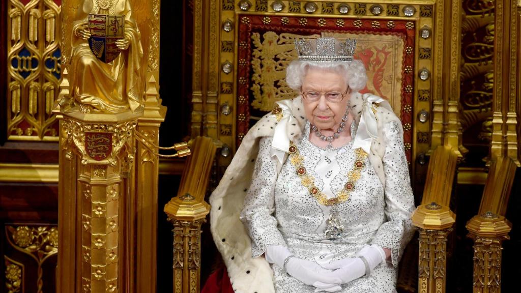 Desde el palacio de Buckingham han explicado que la Reina seguirá usando pieles en algunos eventos oficiales.