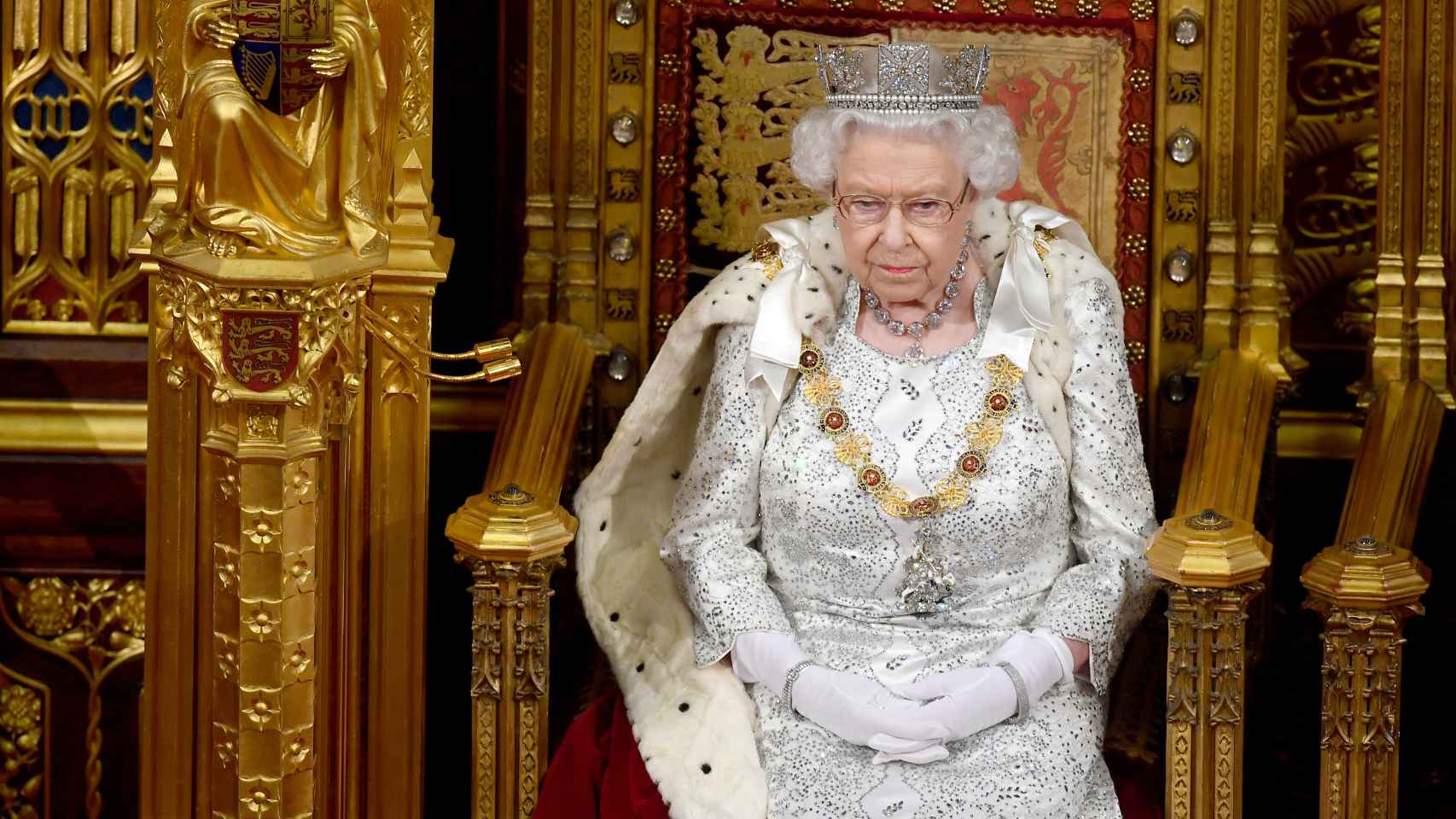 Desde el palacio de Buckingham han explicado que la Reina seguirá usando pieles en algunos eventos oficiales.