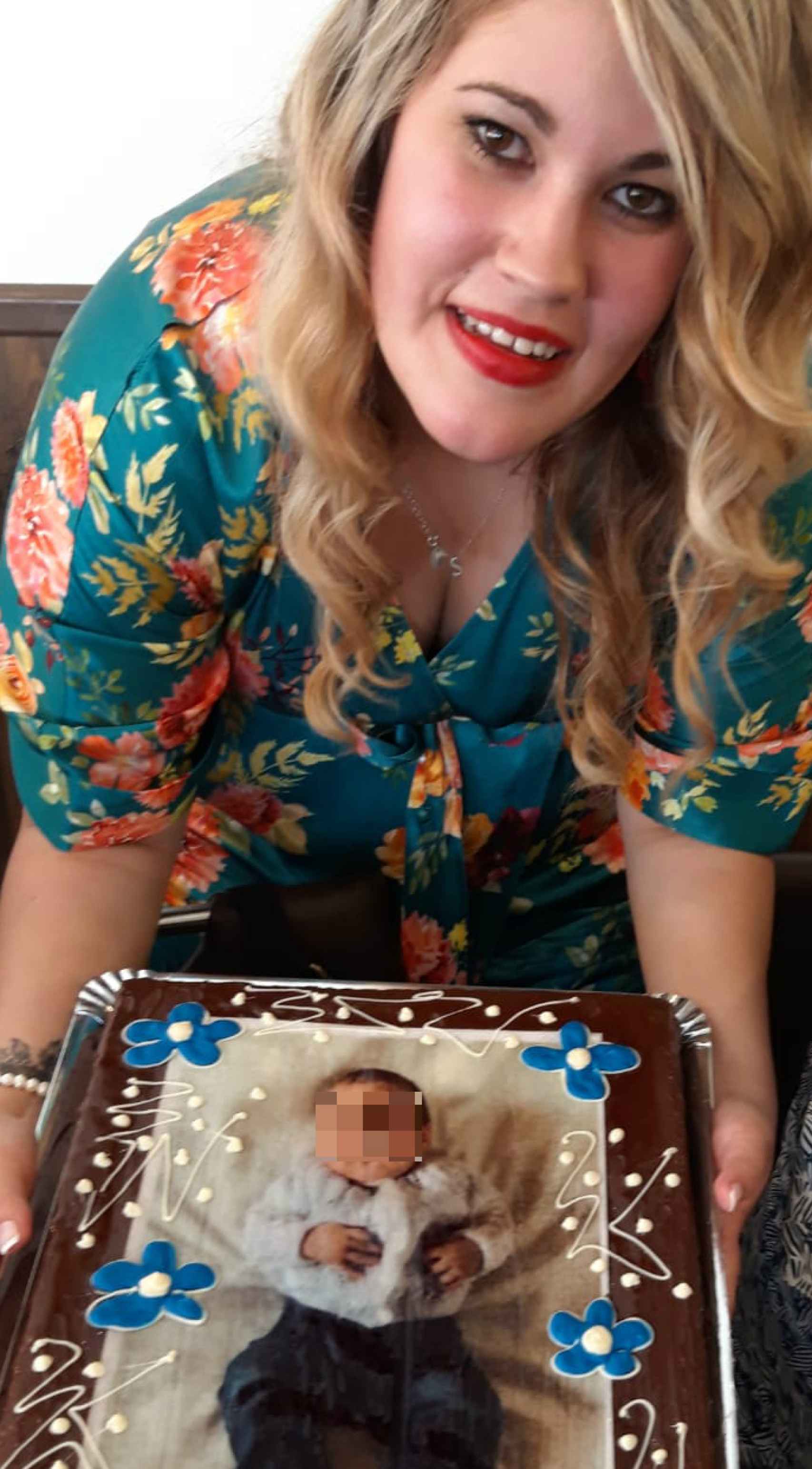 Marta junto a una tarta en el bautizo.
