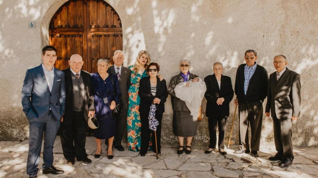 En la imagen, Sergio junto a sus ochos bisabuelos y sus padres, en el pueblo de Anaya de Alba.