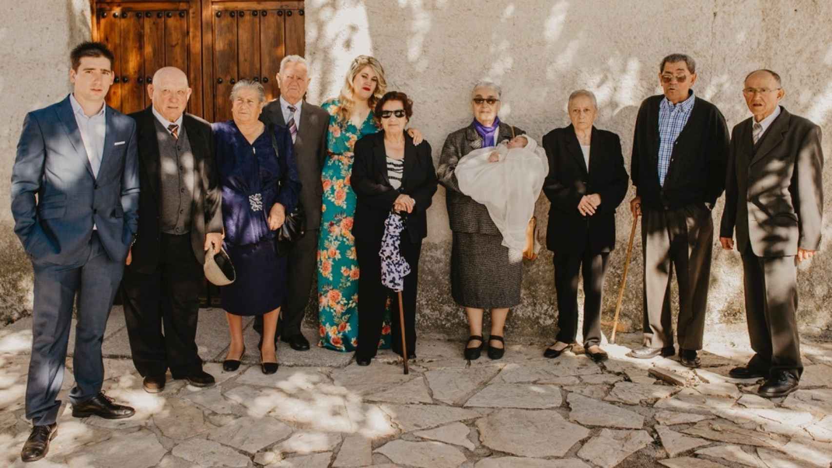 En la imagen, Sergio junto a sus ochos bisabuelos y sus padres, en el pueblo de Anaya de Alba.