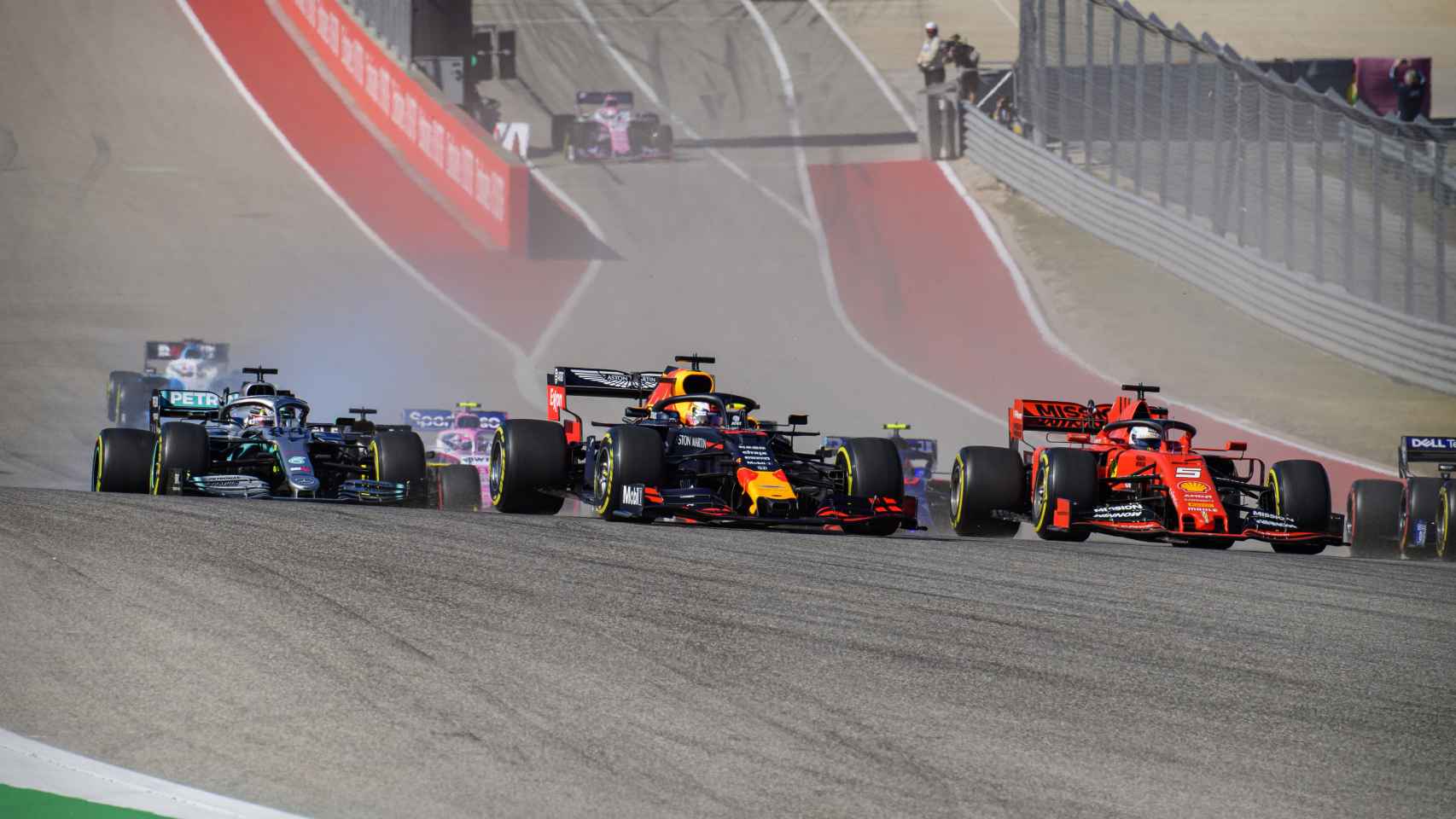 Max Verstappen y Sebastian Vettel pelean en la salida del GP de Estados Unidos de Fórmula 1