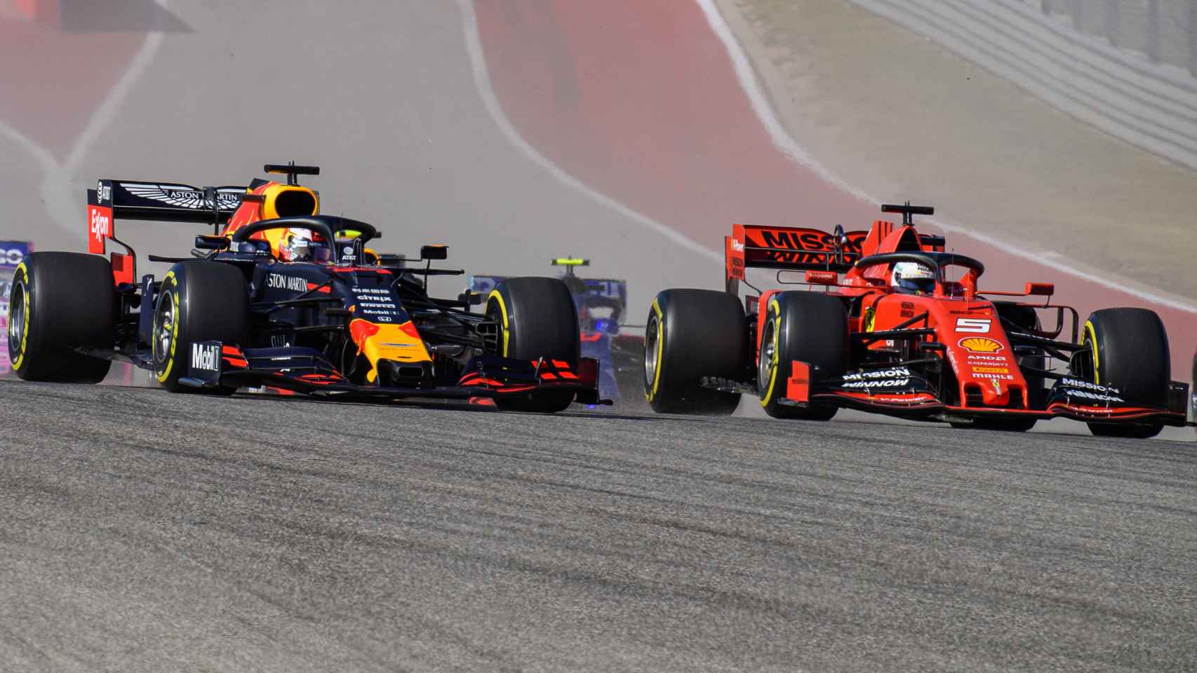 Max Verstappen y Sebastian Vettel pelean en la salida del GP de Estados Unidos de Fórmula 1