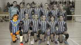 Laia, 14 años, junto a sus compañeras del Club Voleibol Espluges