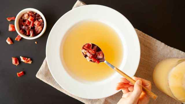Consomé de jamón Joselito con puerros, receta reconfortante y saludable