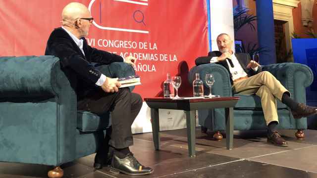Pérez-Reverte y el periodista Jesús Vigorra, durante la presentación de 'Sidi' en el Congreso de la ASALE.