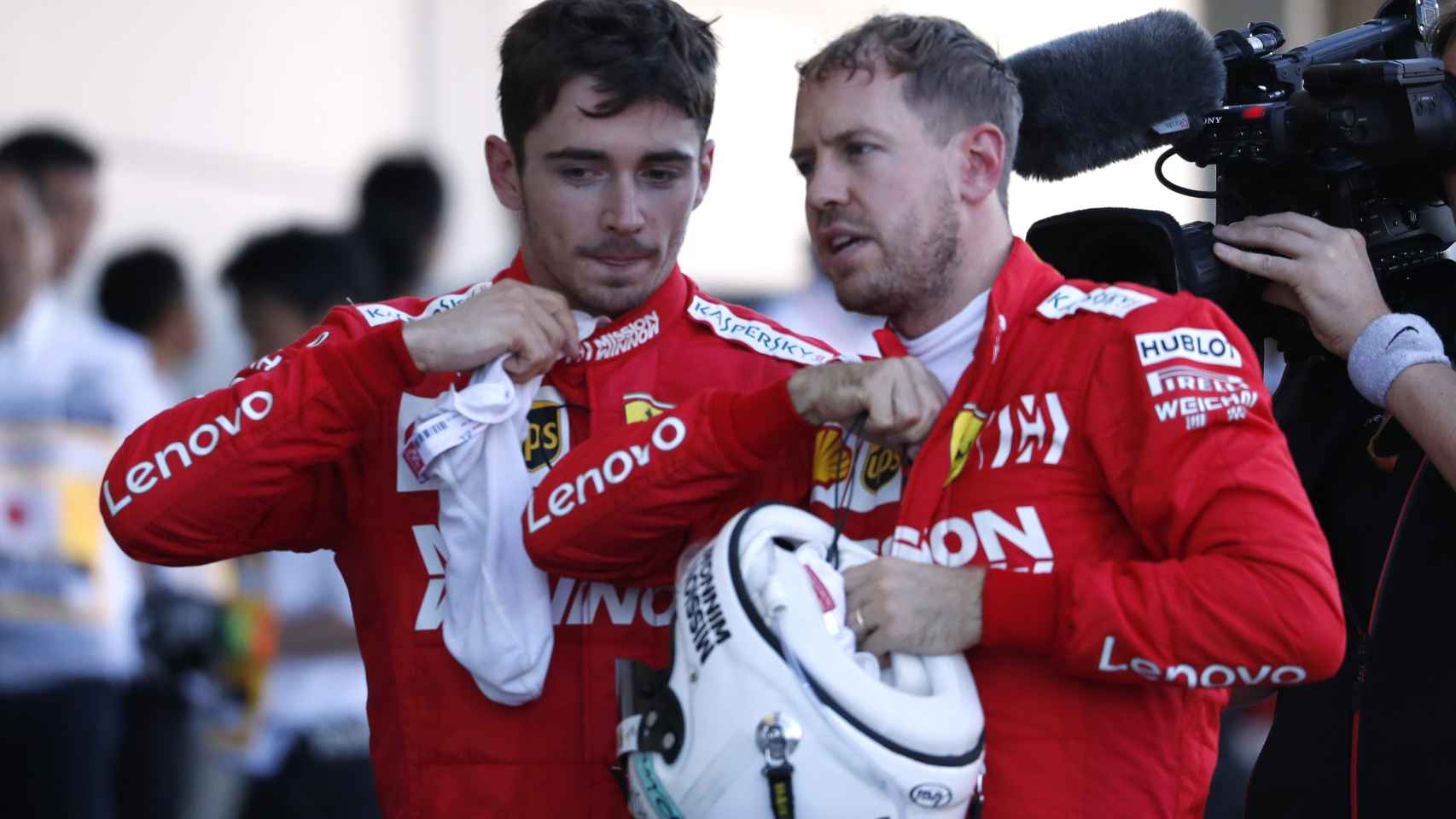 Charles Leclerc y Sebastian Vettel conversan durante el GP de Japón de Fórmula 1