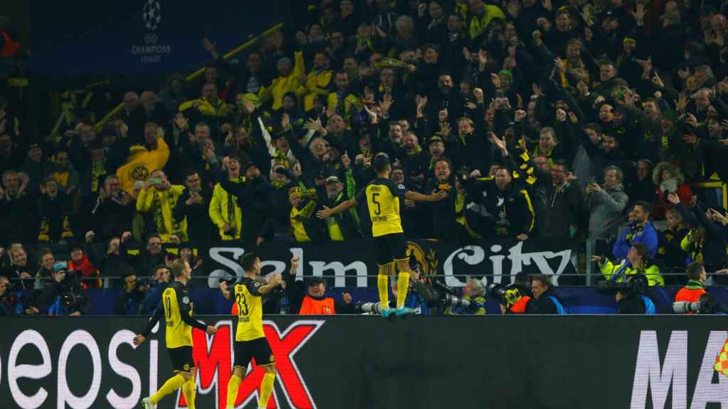 Achraf Hakimi celebra un gol con el Borussia Dortmund en la Champions League