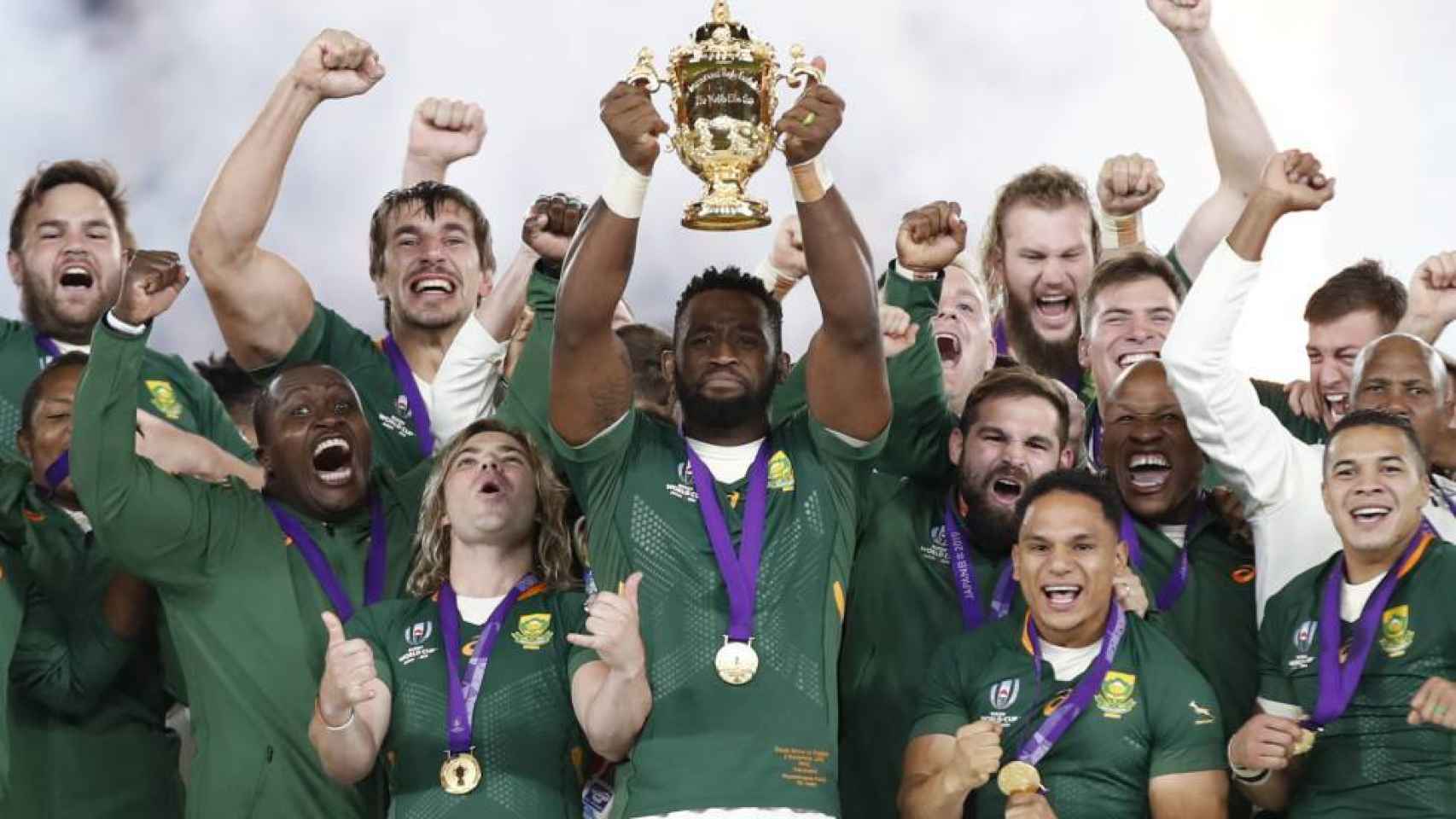 Siya Kolisi levanta la Copa del Mundo de rugby con Sudáfrica