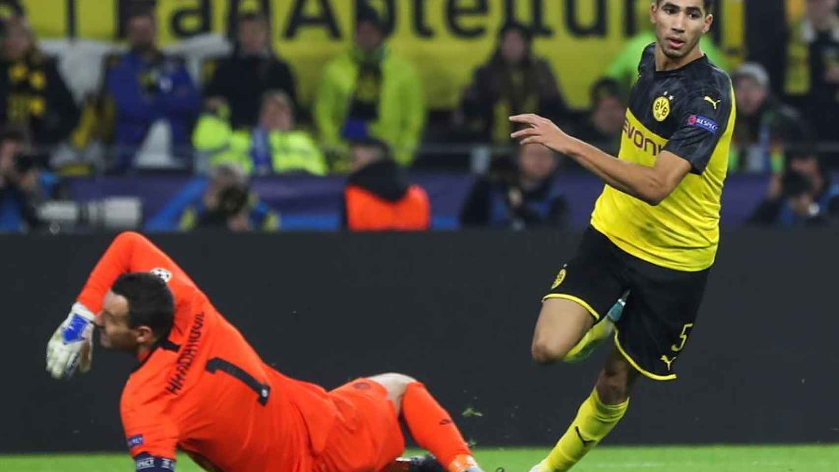 Achraf, en un partido del Borussia Dortmund en la Champions League