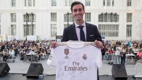 Álvaro Arbeloa posa con la camiseta del Real Madrid