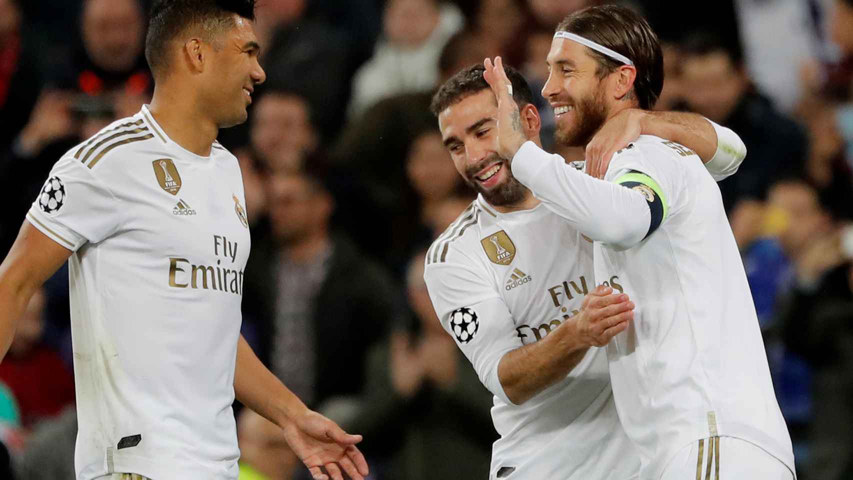 Sergio Ramos celebra con sus compañeros su gol al Galatasaray
