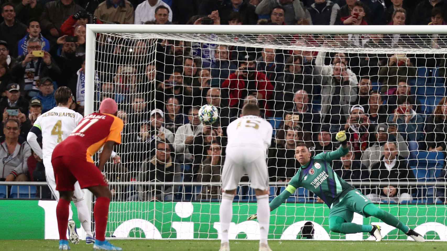 Sergio Ramos marca de penalti a lo 'Panenka' ante el Galatasaray