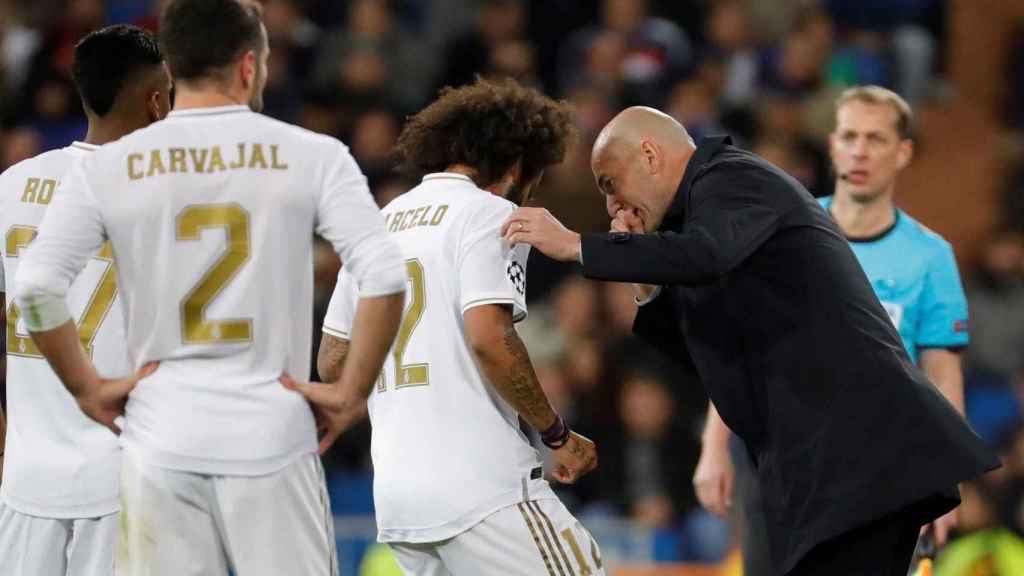 Marcelo habla con Zidane en la banda del Santiago Bernabéu