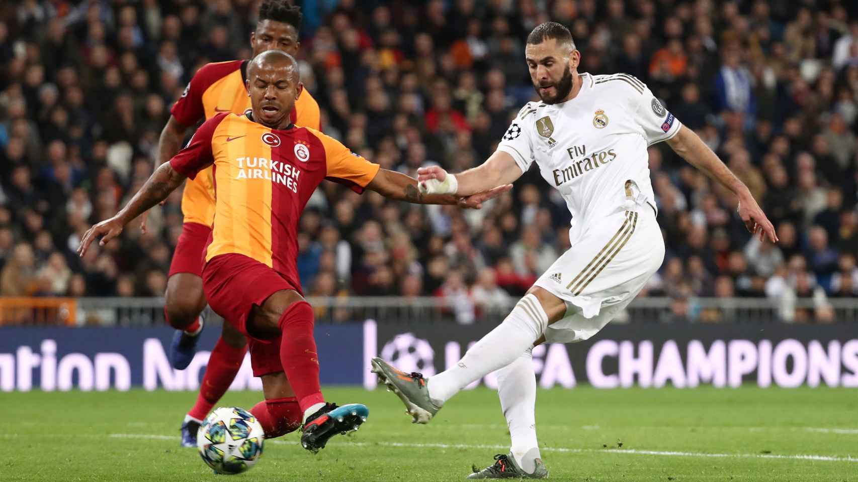 Karim Benzema disparando a la portería del Galatasaray para hacer su segundo gol