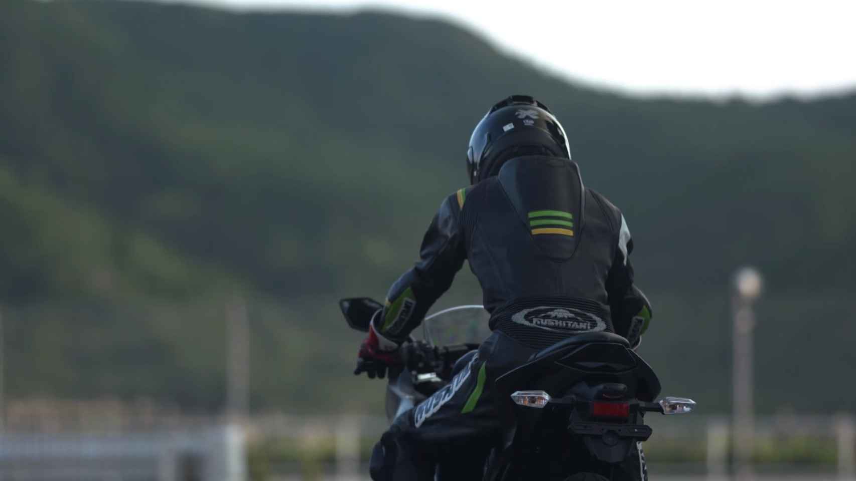 Captura del teaser de la moto.