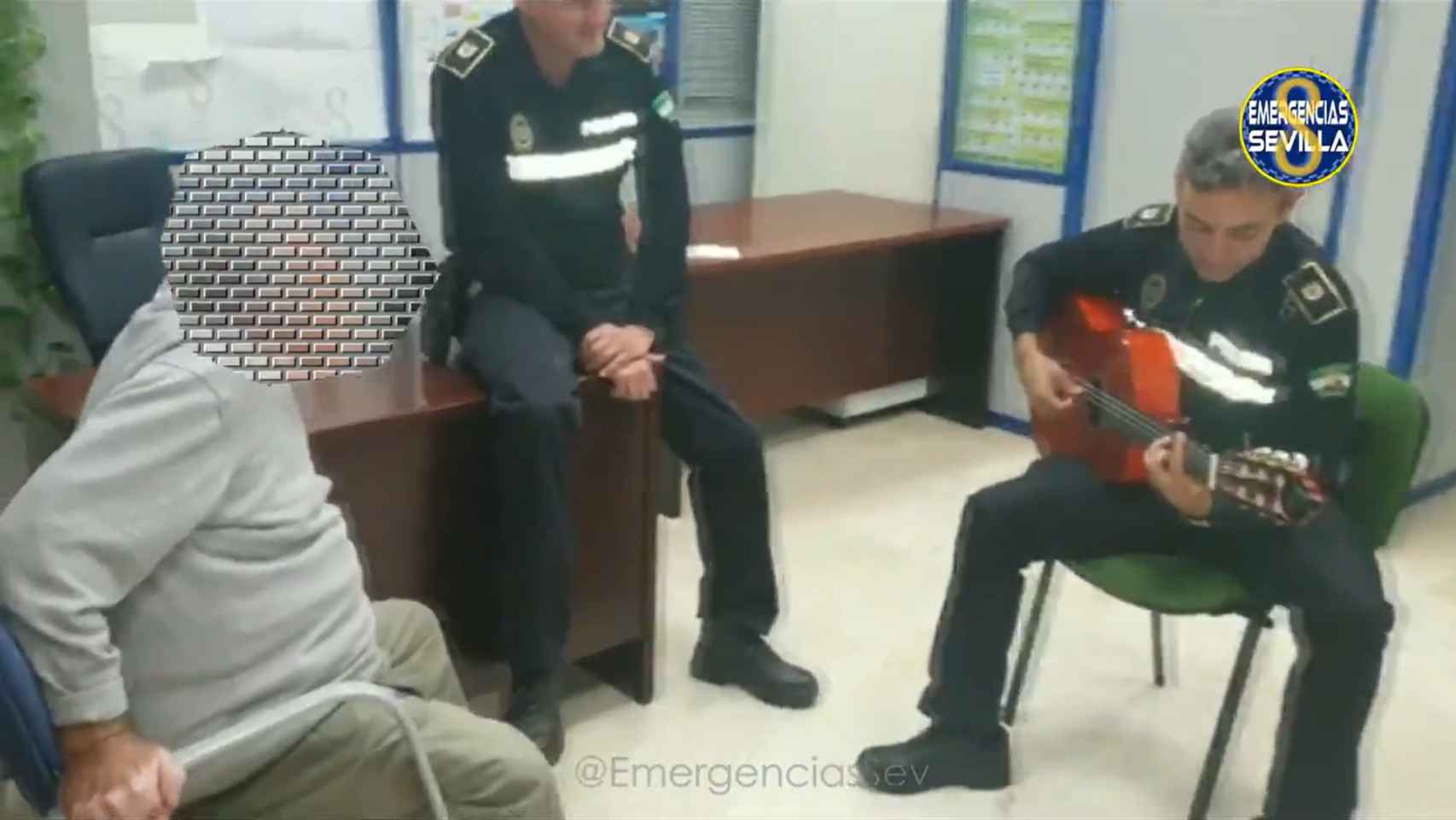 Uno de los agentes se arrancó a tocar una pieza con su guitarra.