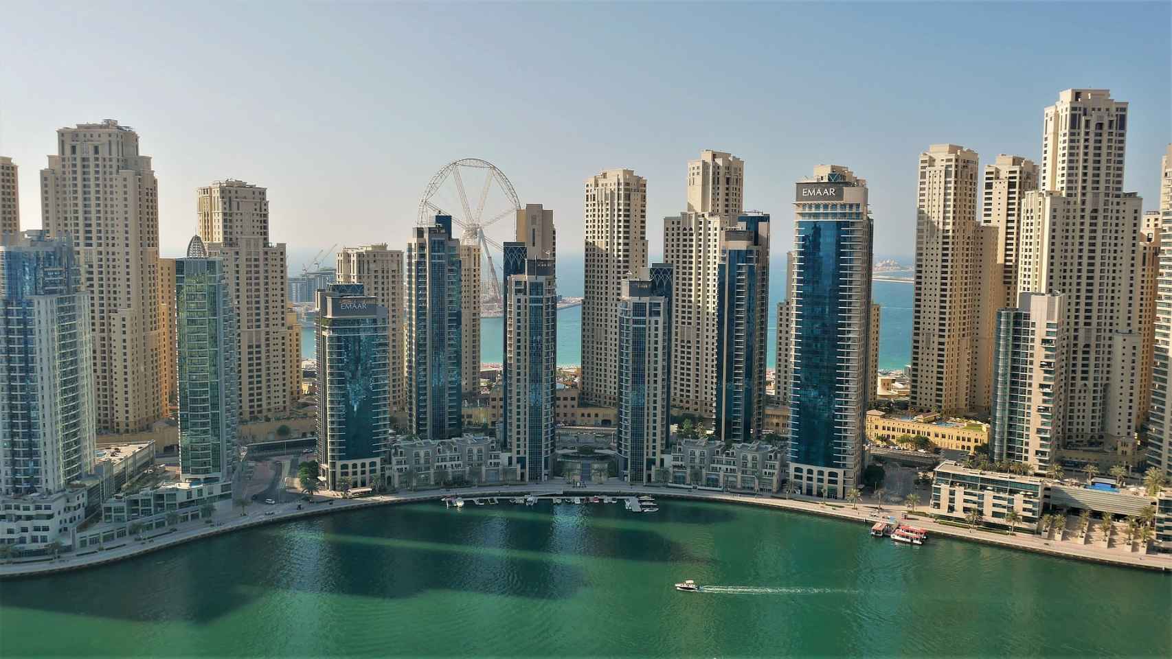 Perfil de rascacielos en Dubái, la ciudad más poblada de Emiratos Árabes Unidos.