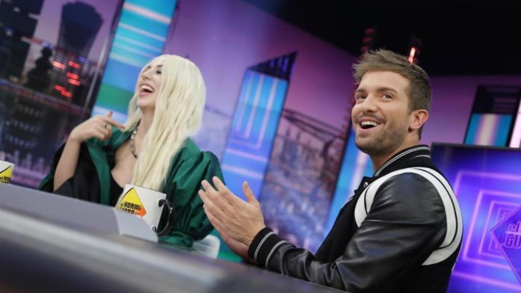 Pablo Alborán y Ava Max, en 'El Hormiguero'.