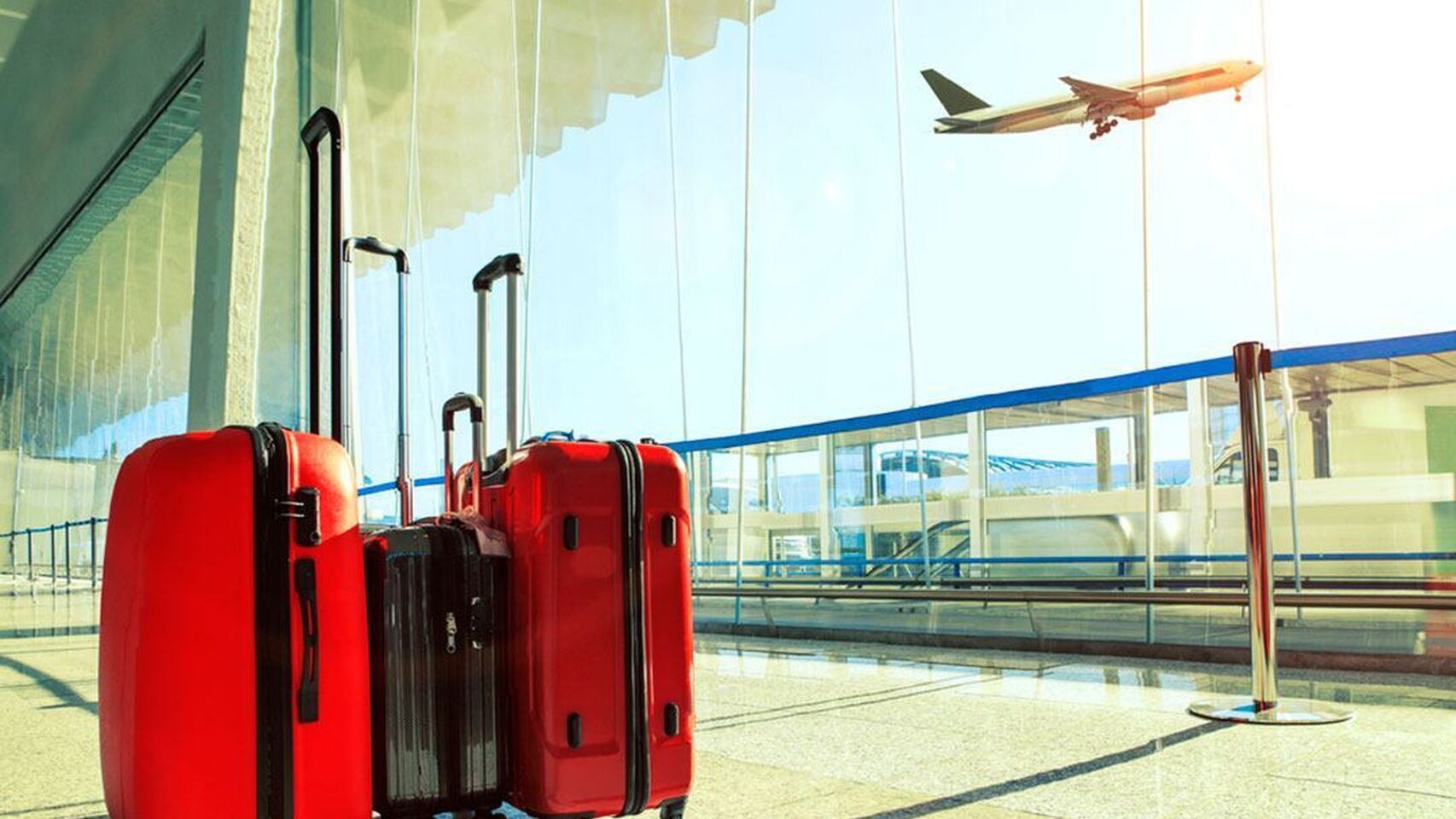 Las aerolíneas cobran entre 6 y 35 euros por llevar la maleta en la cabina del avión