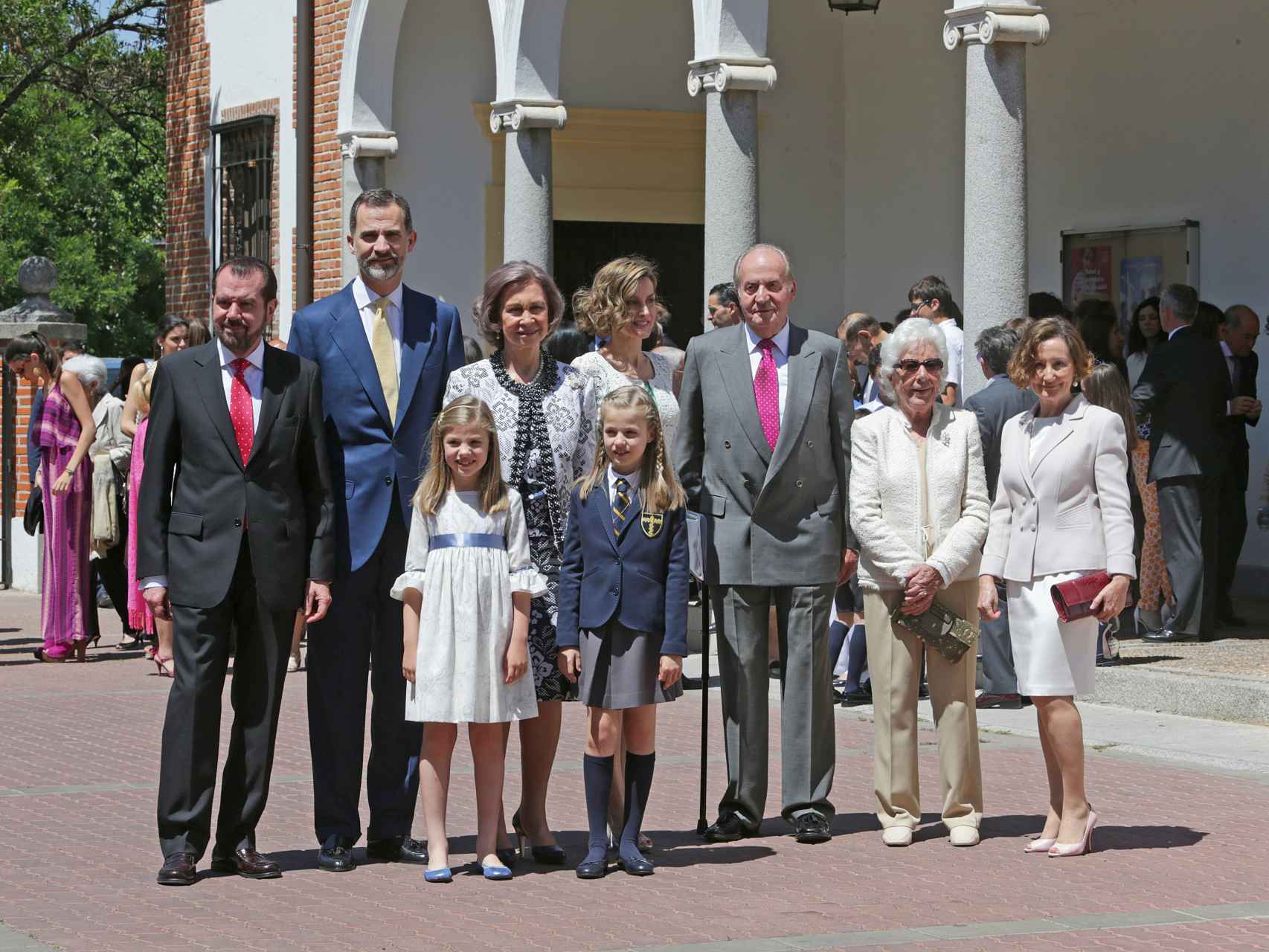 Jesús Ortiz, el rey Felipe, la reina Sofía, la reina Letizia, el rey Juan Carlos, Menchu Álvarez del Valle, Paloma Rocasolano y las infantas en la comunión de la princesa Leonor.