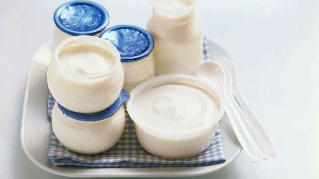 Yogur natural en distintos envases.
