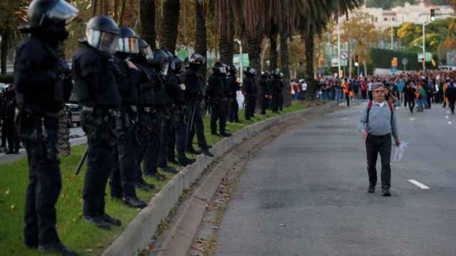 Agentes de la policía antidisturbios, frente al Palacio de Congresos de Cataluña.