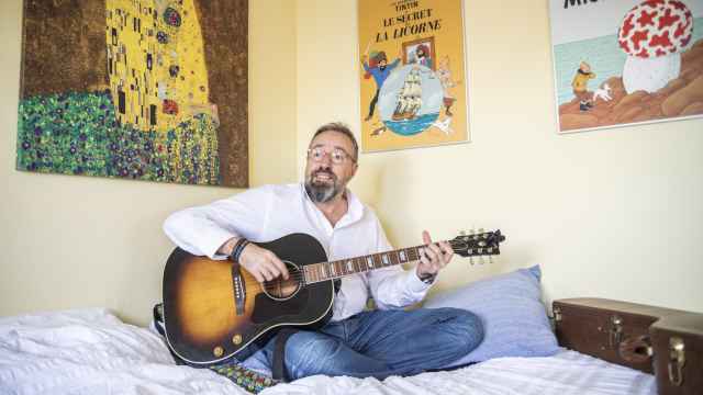 Juan Carlos Girauta, en su cama, mientras le canta a Pedro Sánchez.