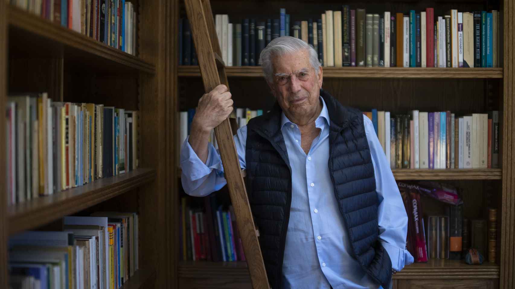 Vargas Llosa, en su despacho-biblioteca.
