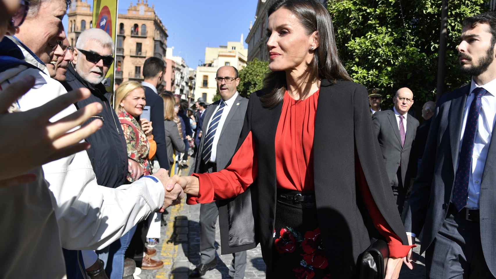 Detalle de la chaqueta que ha lucido la Reina este viernes en Sevilla.