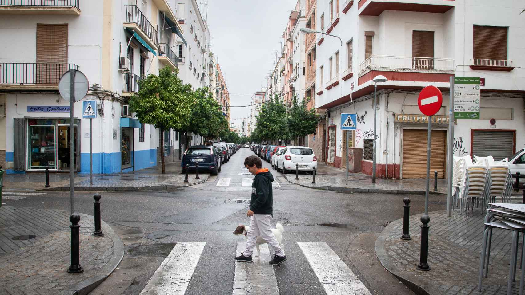 Luis paseando a su perro Chimba por las calles de Córdoba.