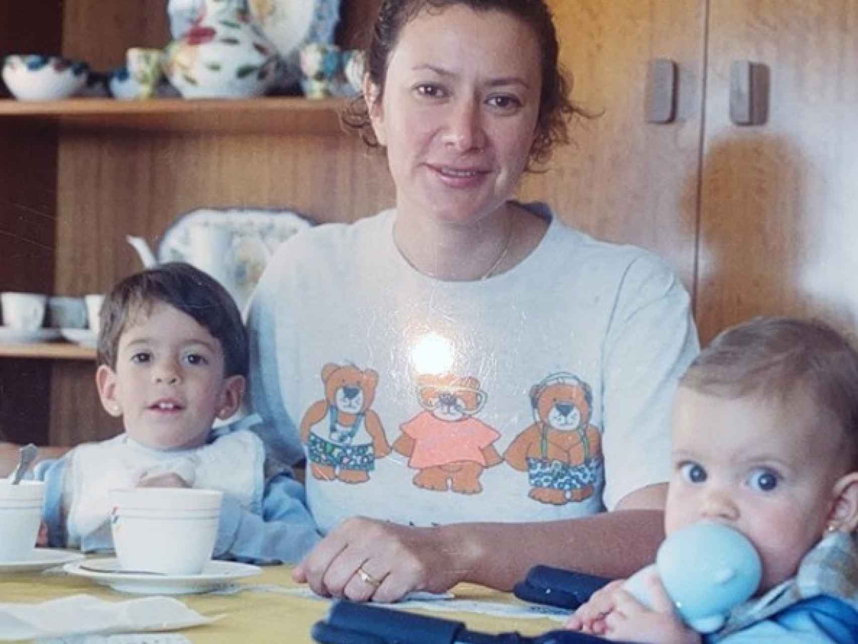La madre, con Diana y Valeria, cuando apenas tenía unos meses.