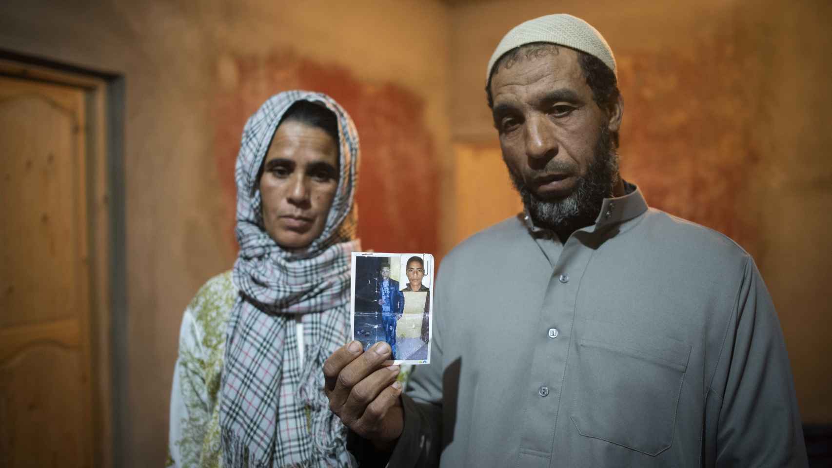 Mohamed Srit y su mujer, Mennana, muestran una foto de su hijo Abdelkhalek, muerto en una patera