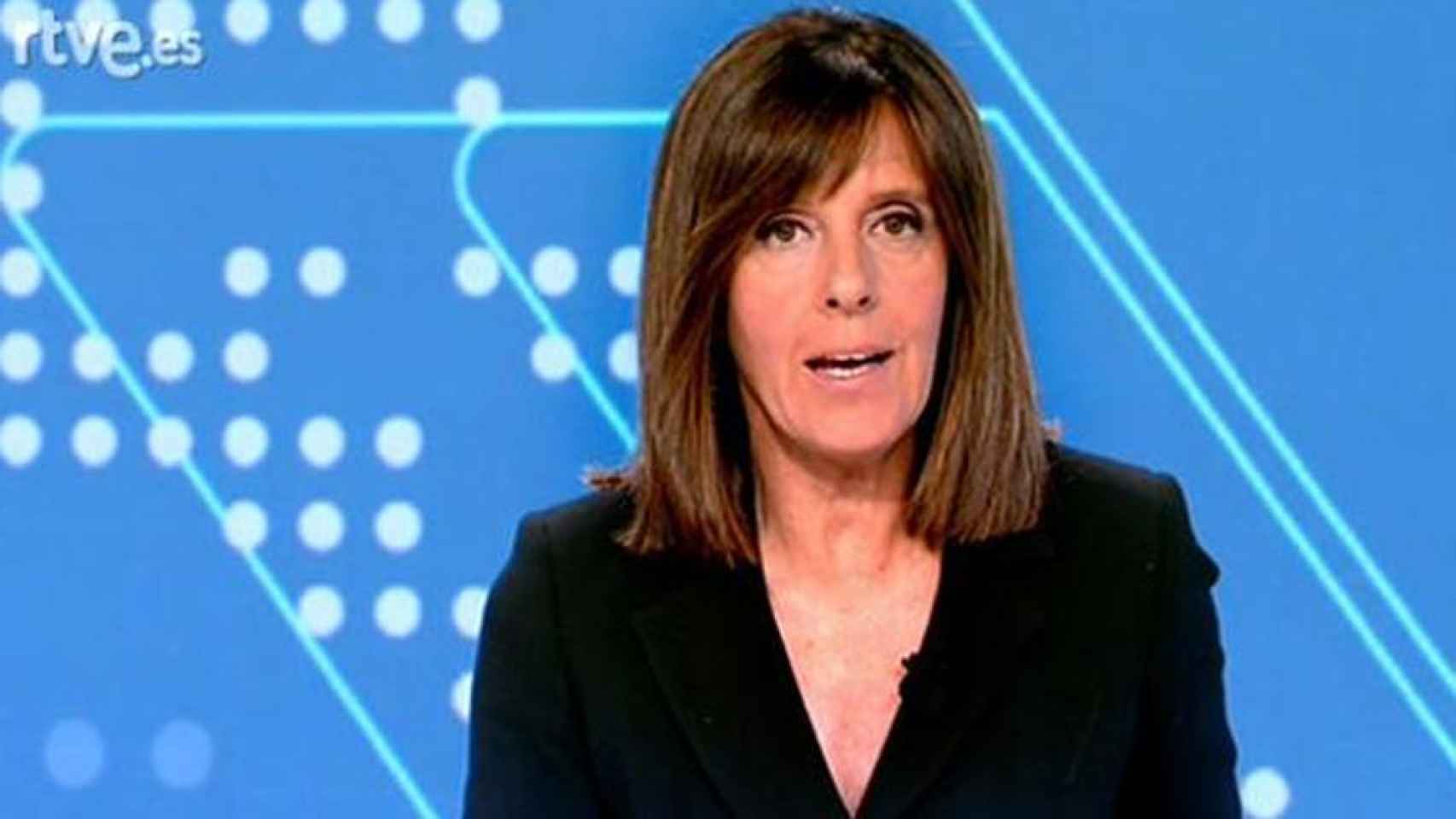 Ana Blanco vistiendo de negro, pidiendo el fin de la manipulación informativa de TVE en 2018.