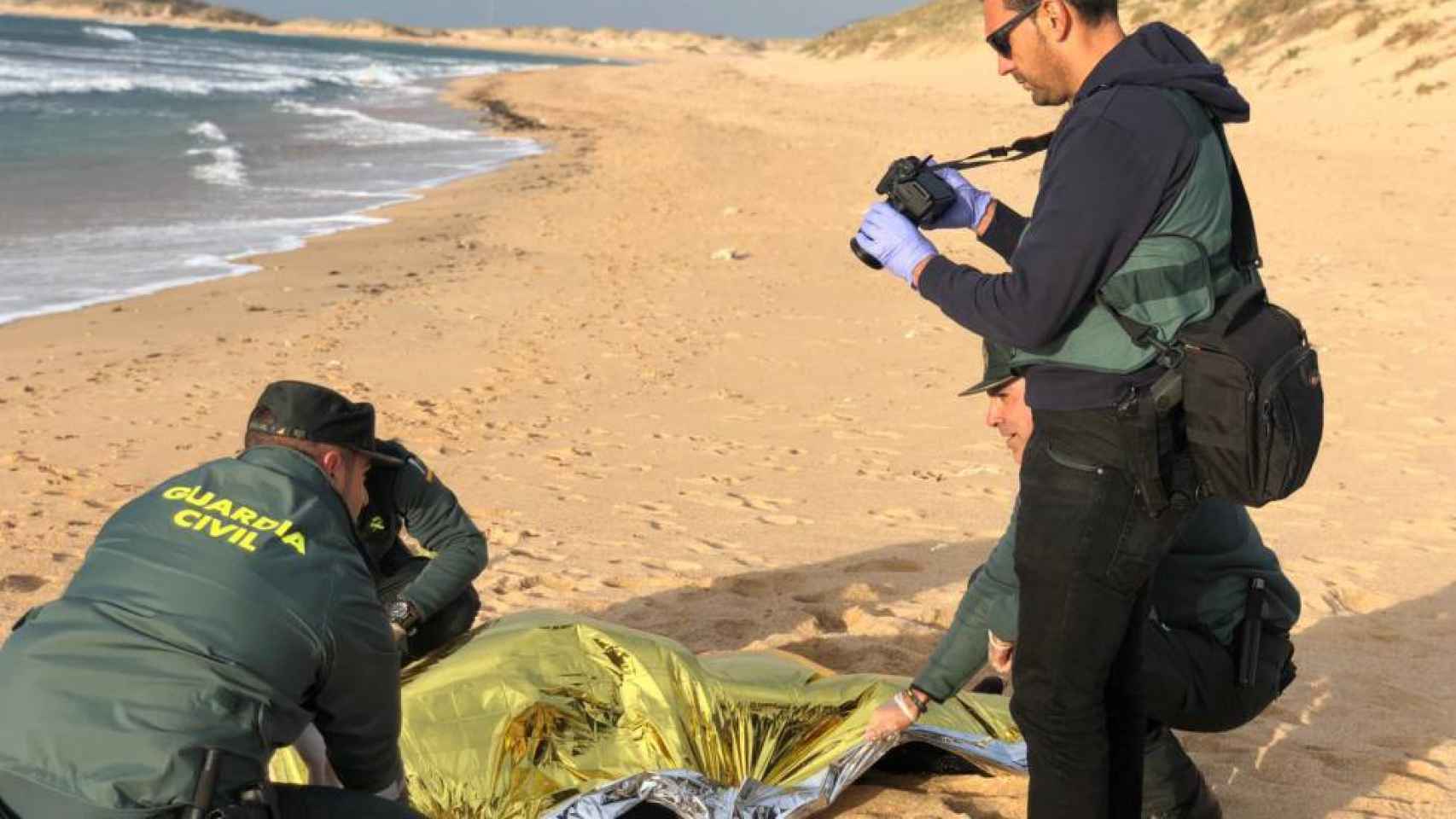 Guardias civiles recuperan el cadáver de uno de los 26 inmigrantes que llegaron en la costa de Barbate (Cádiz) en noviembre de 2018.