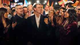 Rivera, junto a varios dirigentes de Cs, en el último mitin de campaña (Barcelona).