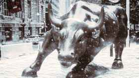El Charging Bull, icono de Wall Street en una imagen de archivo.