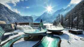 Vista exterior del futurista Aqua Dome,en los Alpes tiroleses.